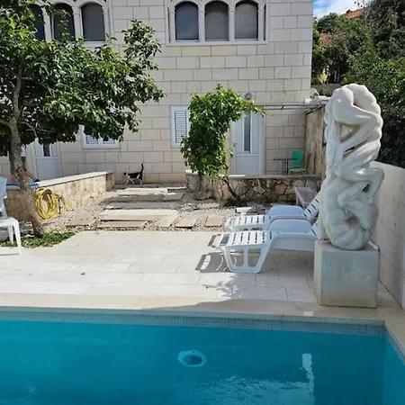 In * Donji Humac